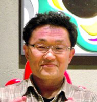 おでこや首、こめかみなどが真っ赤に腫れてます。